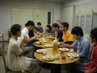 ご飯食べる (800x600).jpg